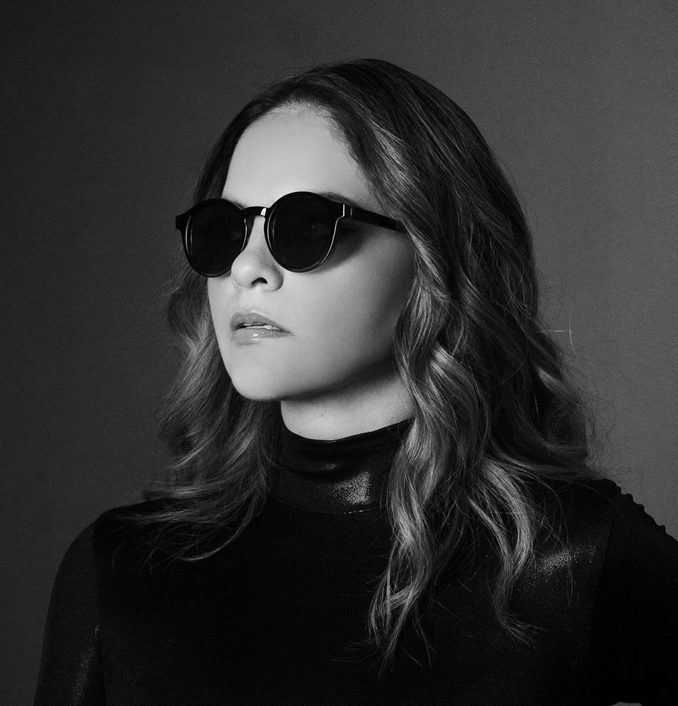 Alexa Zuart en blanco y negro, con lentes oscuros