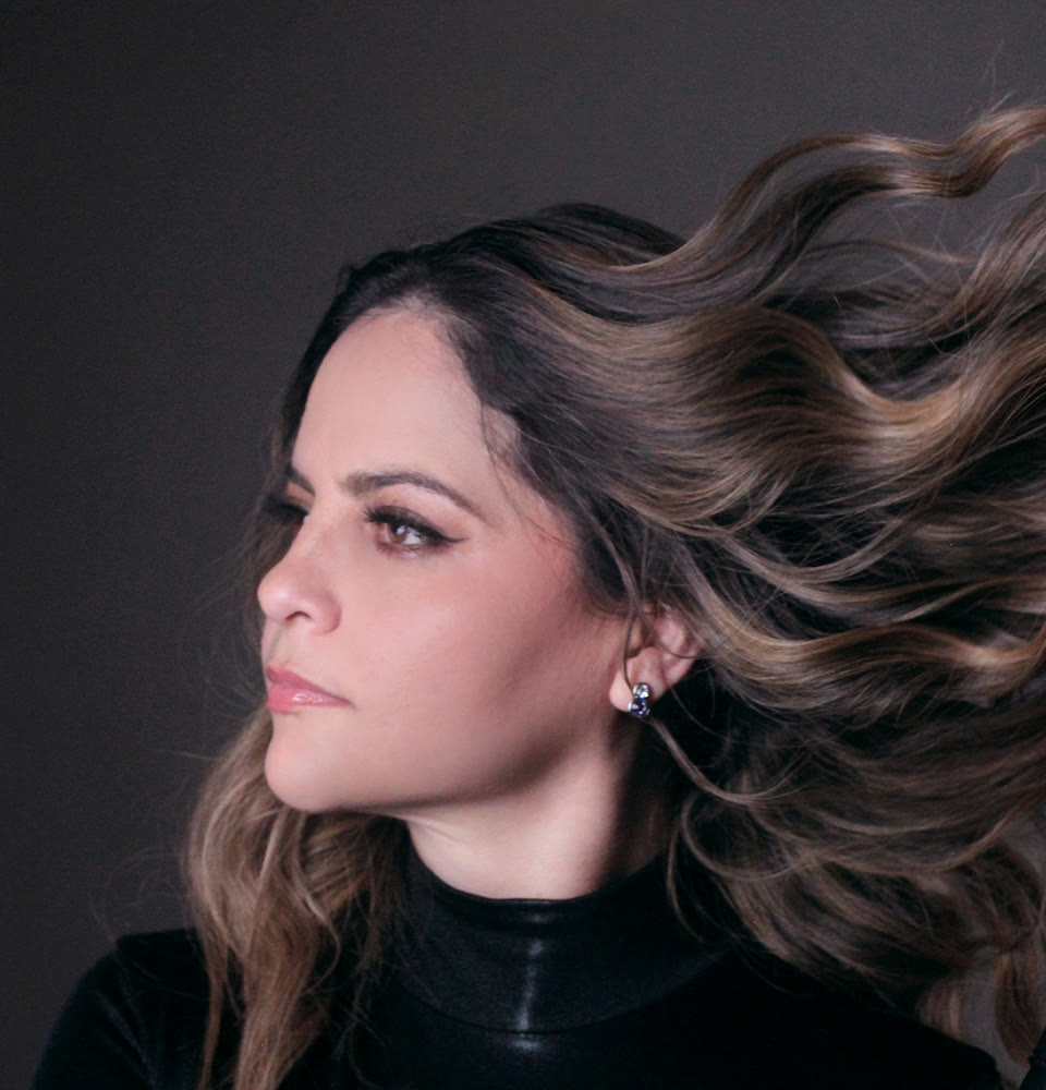 Alexa Zuart de perfil, con el cabello al viento