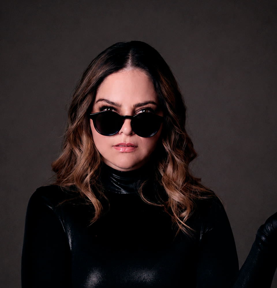 Alexa Zuart con lentes oscuros, mirando a la cámara