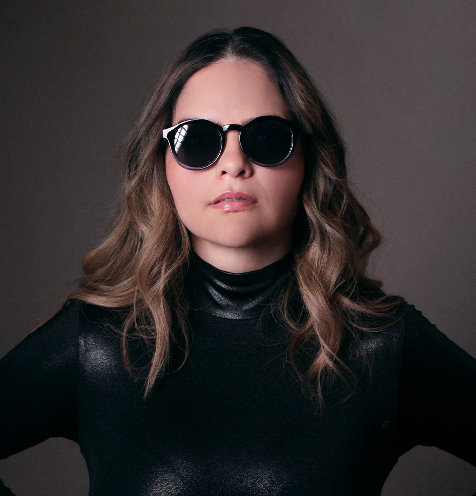 Alexa Zuart con lentes oscuros y traje negro, foto oficial de la gira