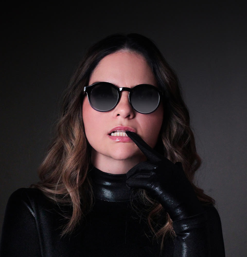 Alexa Zuart mordiendo su guante, foto de la gira