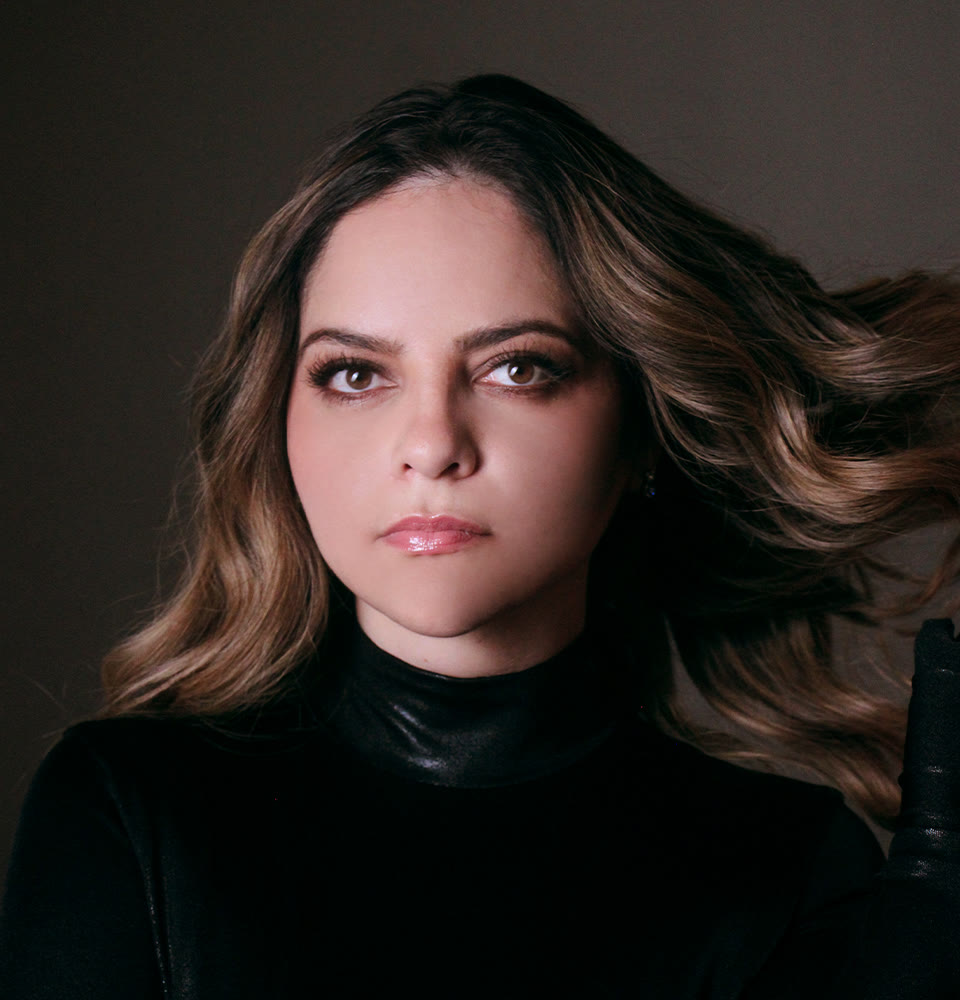Alexa Zuart de frente, con el cabello al viento